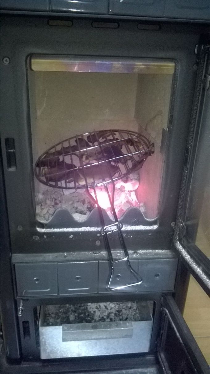 Ako nemate rostilj, ili ste lenji da zapalite taj rostilj negde napolju, a recimo grejete se na drva, evo ideje za rostiljanje u sobnoj varijanti.