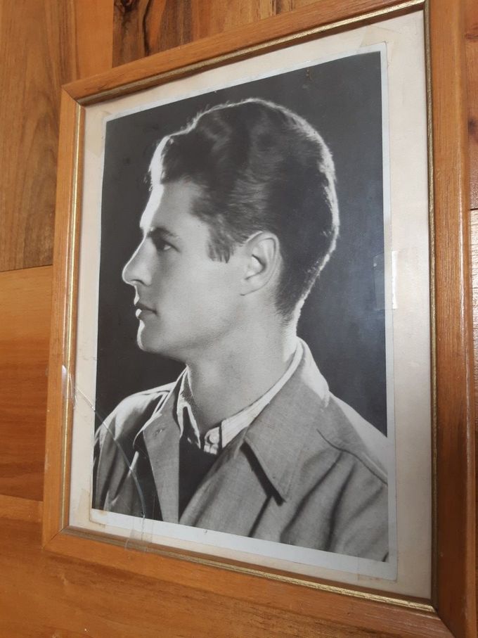 Milivoj Sekulic, rodj. 1924 od Majke Ruskinje i podoficira Stevana Sekulica, ucesnika u Belogvardejskoj - brigadi Srba, Hrvata i Slovenaca, u Rusiji protiv Crvene armije. MIlivoj je zavrsio Gimnaziju-Ruski Kadetski Korpus u Beloj Crkvi kod Dolova. Ucestvovao na Sremskom frontu prvo kao navodilac Artiljerije, a kasnije u stabu. 1945 u ratu, u stabu, je odbio clanstvo u SK, i umalo nije platio zivotom. Diplomirao sa 9.27 u provoj posleratnoj generaciji na Poljoprivrednom Fakultetu u Zemunu, i kasnije radio kao Agronom u Novom Sadu. Umro u NY - SAD, Aprila 2014. Hvala ti oce za sve, tvoj sin V. Sekulic MD, lekarska generacija MFUBG '79. Vecna ti Pamjat i Slava.