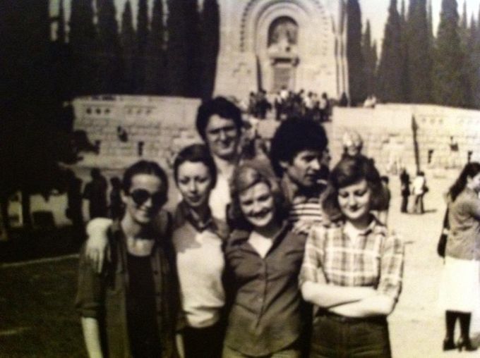 147. Solun Grcka, a ispred Vlade Amera je Vesna Jovanovic( naocare), Mira Sijakovic, Jasminka Redzovic i Goca Toncev. Kolega pred Vlade je Miodrag Djoric Djora iz Smedereva.